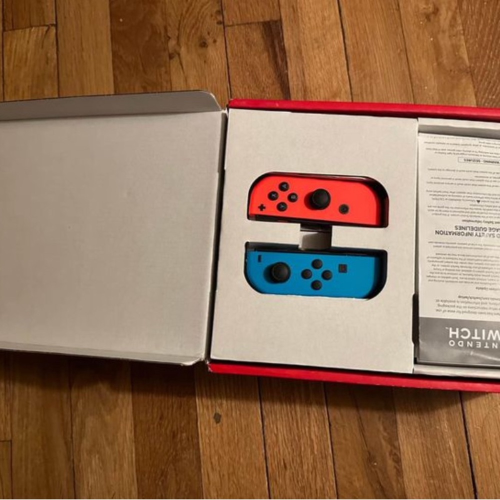 Nintendo Switch - Picture 3 of 3